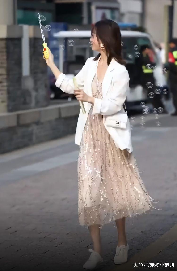 第一眼看小姐姐的裙子很普通，当她转圈圈玩泡泡那一刻，我的世界都陶醉了！