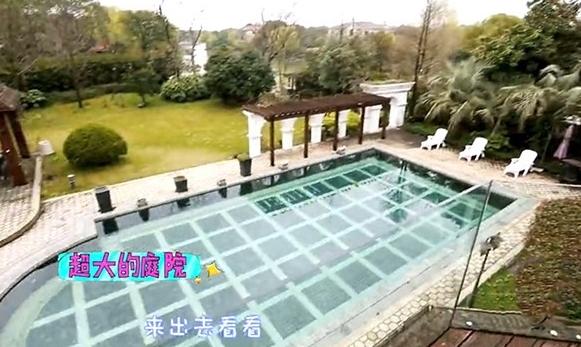 晒晒沈梦辰住的豪宅，房子外观看似像城堡，卧室布置太破旧了