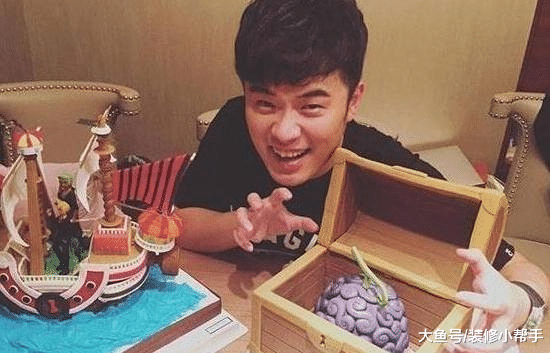 看看陈赫现在所住的房子，家里还有海贼王的手办，看来还是个漫迷