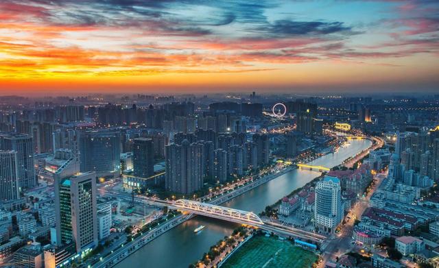 房价只涨不跌是谬论，商品达到过剩状态的时候价格就该下降