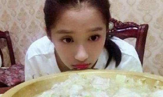 晒晒关晓彤住的豪宅，家里柜子实木打造的，每一件都很昂贵