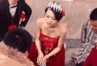 爆笑GIF趣图：听师姐说，经常锻炼，身上的肉会紧些！我？