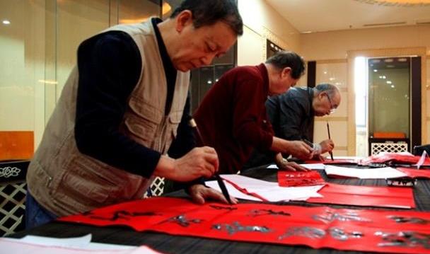 周姓家族出一上联：“周公，周瑜，周润发”，王姓家族霸气回复