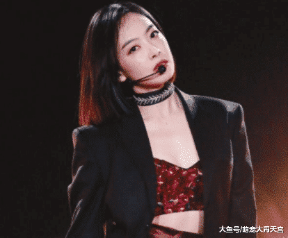 宋茜低领口衣服惹争议，办公室不少人“偷拍”，网友：真当自己没男粉？