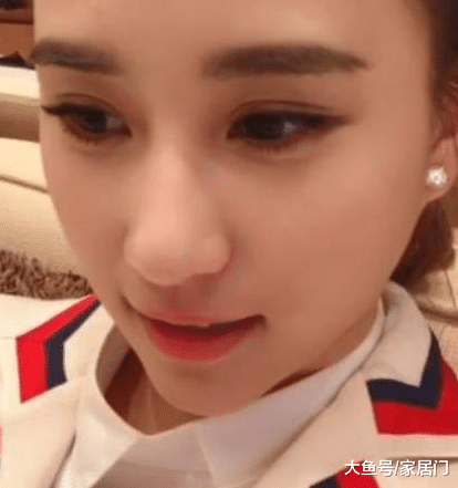 带你看看何超莲住的豪宅，家里装修很豪华，不愧是赌王女儿