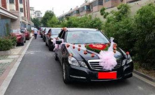 红白喜事车队相遇，婚车要让出殡车？老一辈说出实情，其中很讲究