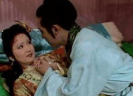 古代夫妻休息，为何有个“电灯泡”要床边守候？暴露了人性丑恶！