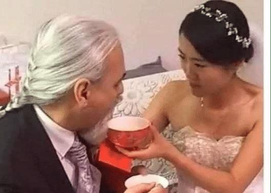 “爷孙恋”相差30岁的婚礼照火了，看了新郎的脸，网友：心都碎了