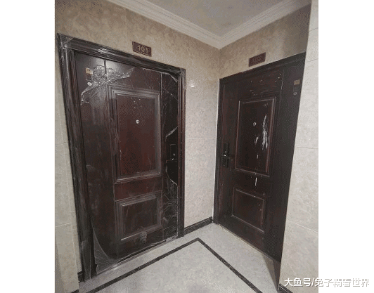 浙江一商品房出现“奇葩”入户门，业主：不解决问题不收房