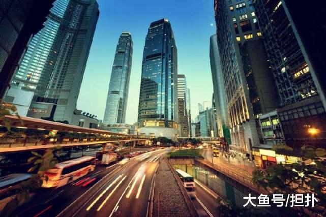 香港的四大富豪一个驼背一个痴呆，一个跑路英国，剩下一个坐轮椅