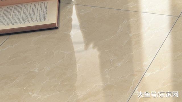 为什么精明人都在瓷砖上直接铺木地板? 听师傅一讲, 懊悔才懂