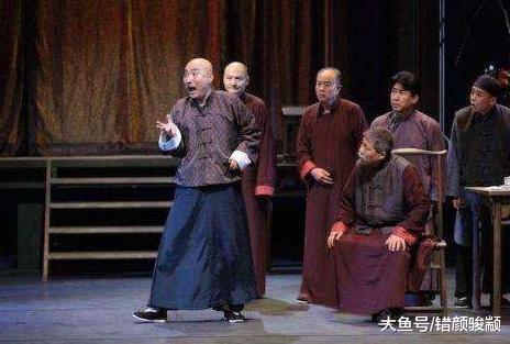 腾格尔和陈佩斯划拳喝酒, 两人的光头很耀眼, 却比不过旁边服务员