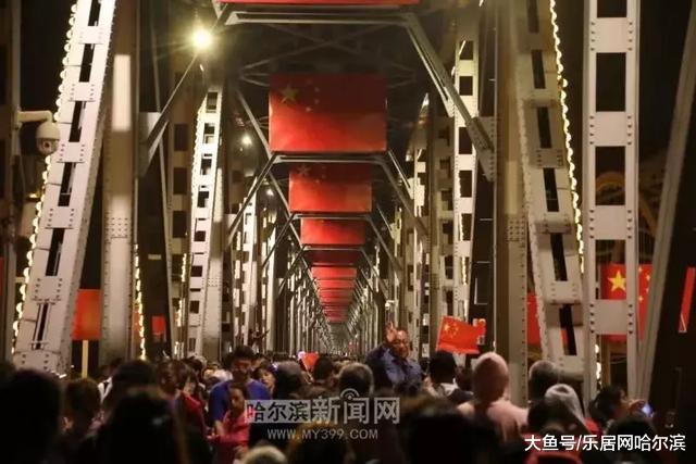 昨晚一高兴，中央大街又满了！20万人！还有一个网红打卡处人更多