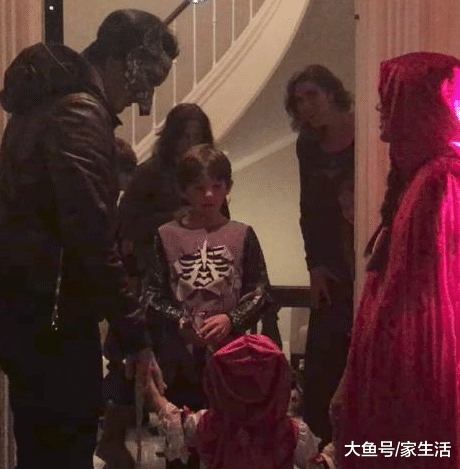 晒晒王力宏的超大别墅，院子踢足球也没问题，客厅能容纳上百人