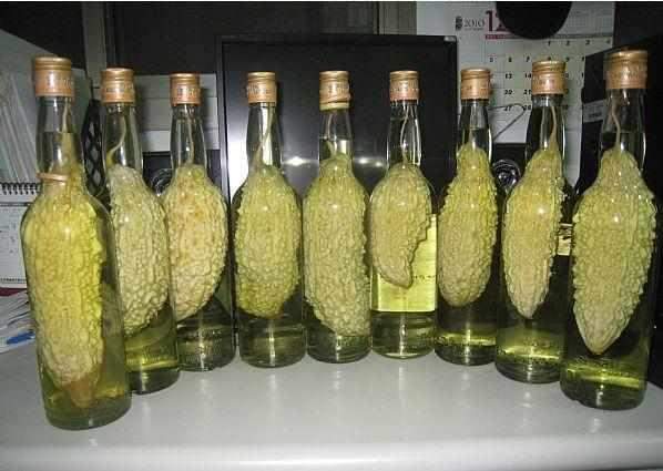 大妈把蔬菜装进玻璃瓶，邻居嘲笑她，几个月后却眼红了