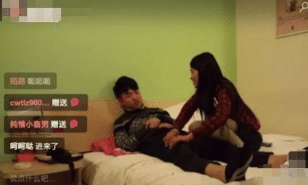 回顾男子在家看“视频”,发现女主是出差的妻子,网友:头上一片草原
