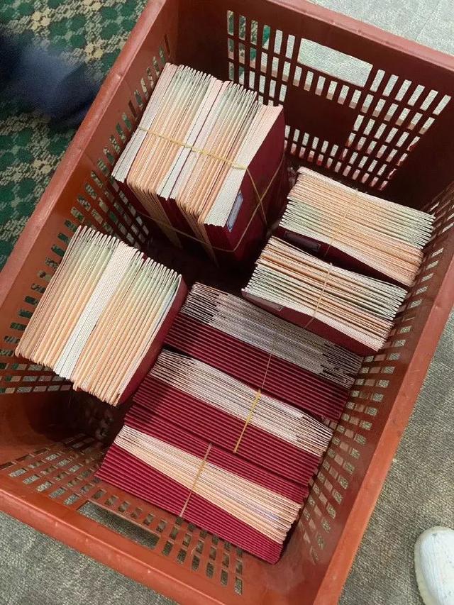 「沙雕图」朋友圈里的大佬晒出他的房产证，竟然有188本