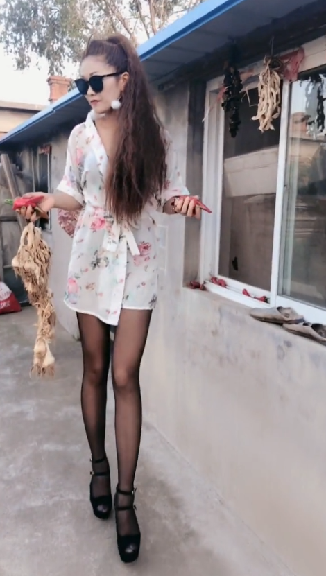 少妇在农村干活还要戴墨镜，是有偶像包袱吗？