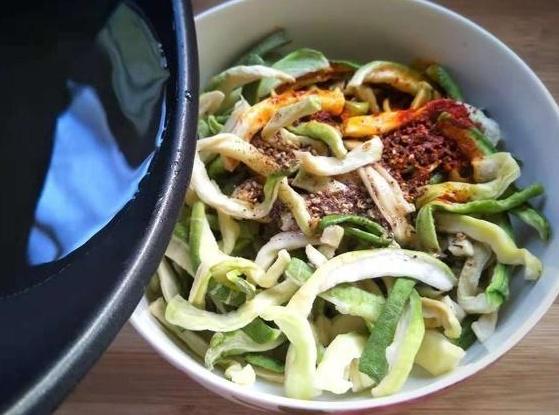 腌萝卜干时，先腌还是先晒？之前都没留意，难怪吃起来不脆