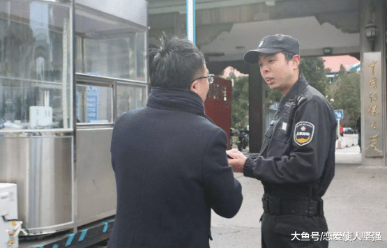 男子运动会摔成重伤，救护车却被保安拒之门外，要求先交钱后停车！