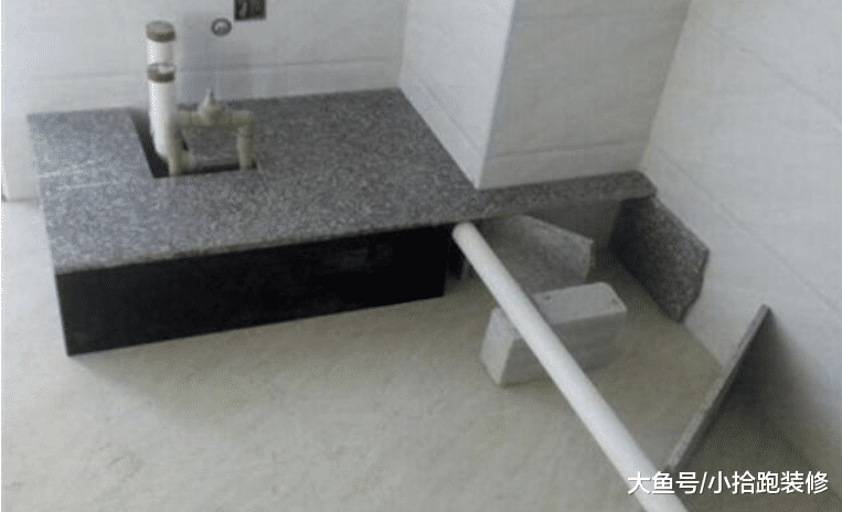 请木工来看现场，可看到厨房后，他却让我赶紧联系电工过来