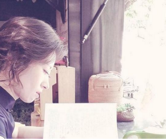 带你看看刘敏涛住的豪宅，在家喜欢作画，平时爱好写字