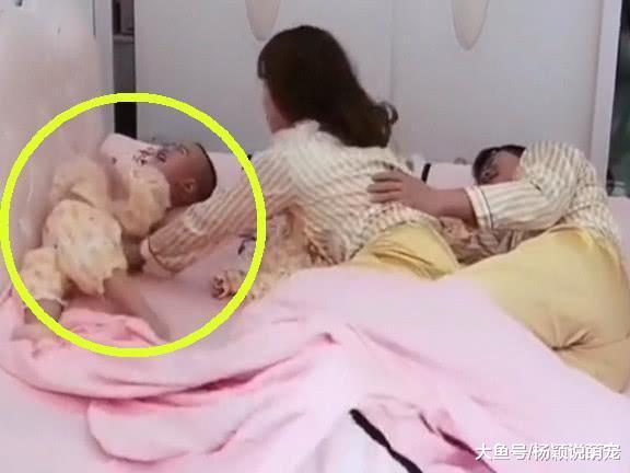 趁着孩子睡着，爸妈本想浪漫一下，才没一会，儿子来报复的是吧？