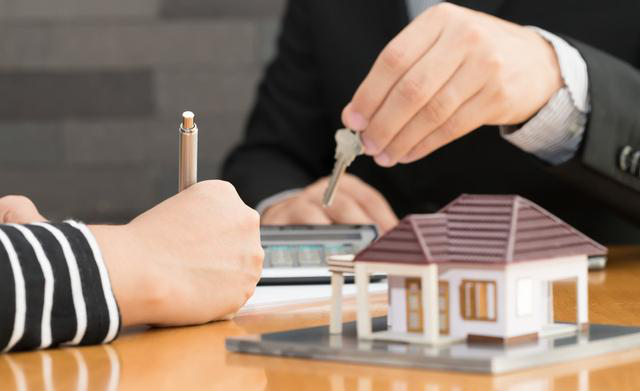 借用他人名义买房，所有权归谁所有？