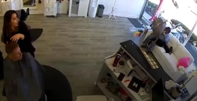 一头鹿破窗闯进理发店，期间还踹了一名女士……网友：命真大！