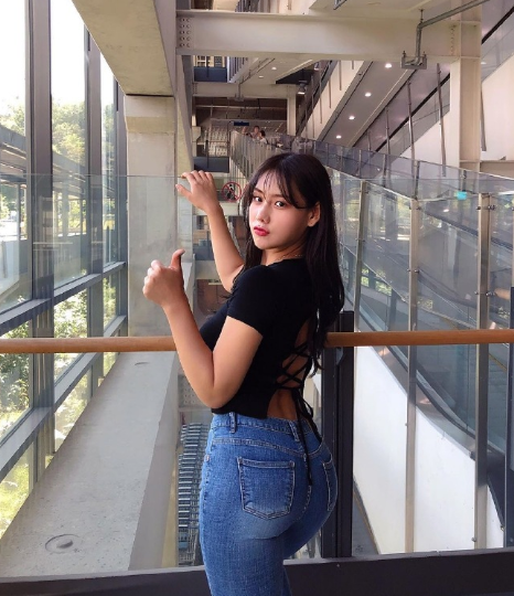 身材好的女生都会有紧身牛仔裤，不会过时的才是时尚！