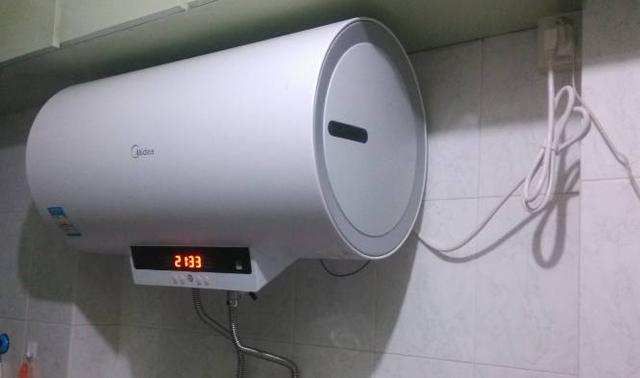 卫生间电热水器用完时要不要拔电？听内行人一说，难怪家里电费多