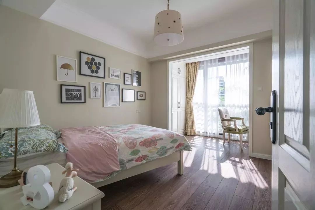 卧室带个小阳台是一种什么样的体验？看看＂别人家的＂就知道了！