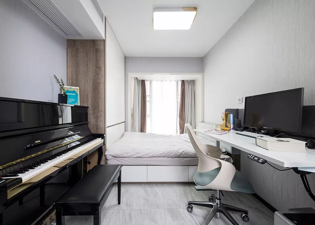 148平的现代简约风三居室，卧室里的衣帽间让人羡慕