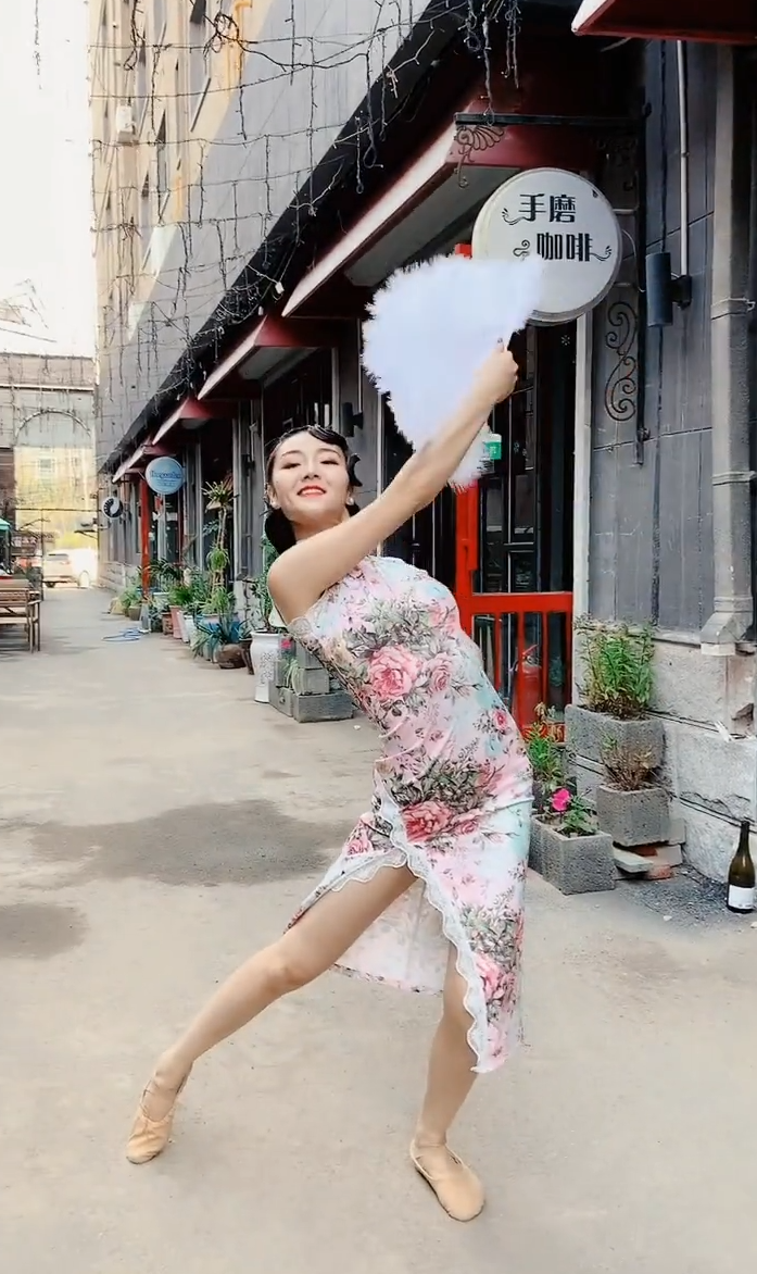 旗袍配古典舞，别有一番风姿