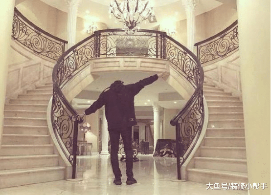 黄子韬在国外的豪宅，院子还带有游泳池，家里楼梯设计真是绝了