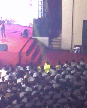 爆笑GIF：爱是一道光，绿到你发光，兄弟你的位置真是尴尬啊