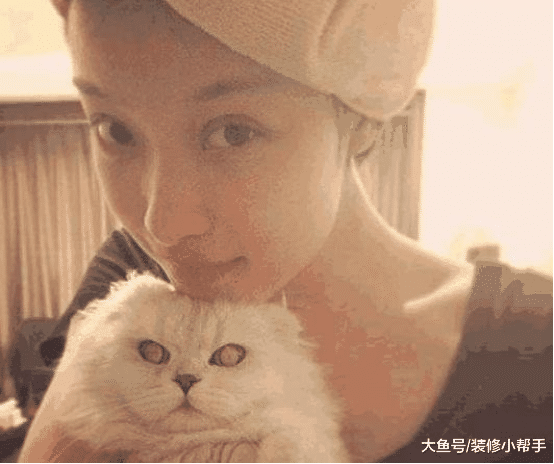 倪妮现在所住的家, 鞋子随便乱摆在地上, 难道鞋柜都没装吗