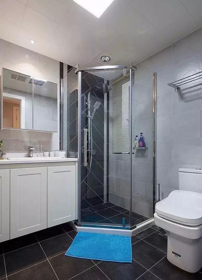 卫生间干湿分离这样装，非常漂亮，洗澡也方便！