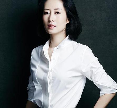 同是《父母爱情》走红，一个被拜金前夫抛弃，一个成豪门太太