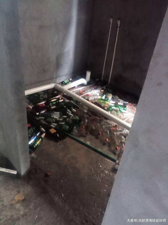 浇混凝土前，师傅用空酒瓶回填，这种卫生间我真不敢用力踩，怕碎了