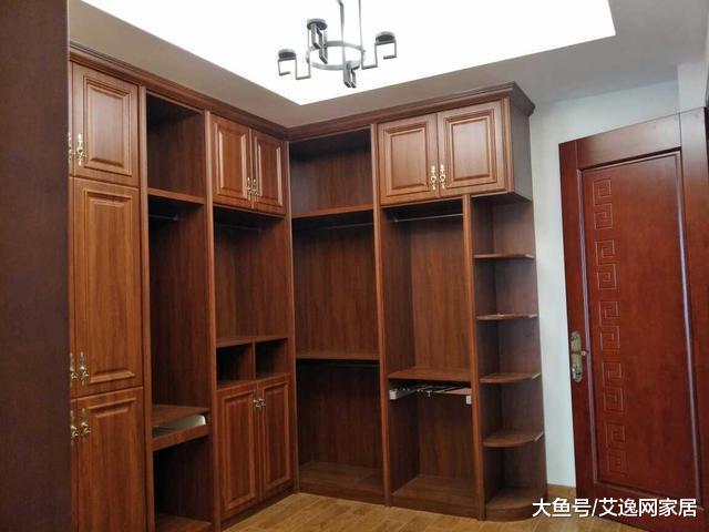 自蓋獨棟大別墅，500平裝修花了200萬，見過這么豪華的農村裝修？