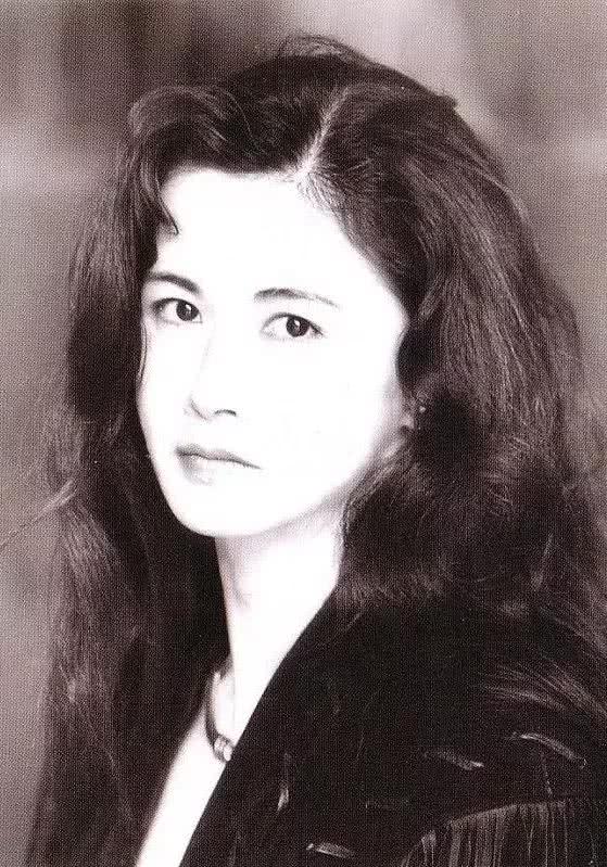 她养活了大半个香港乐坛，创作了500多首歌，却一直未嫁