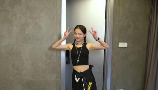 带你参观张韶涵的家，墙壁全部是灰色的，入住不怕觉得压抑吗？