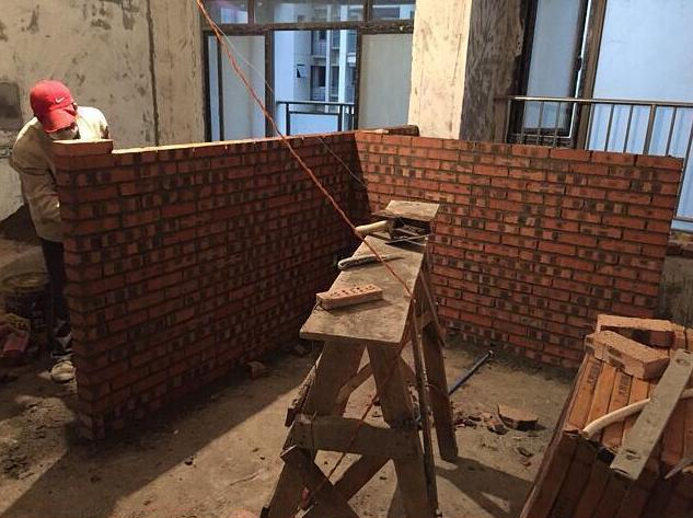 老公非要在客厅砌“一堵墙”，看了装出来的效果，我由衷赞叹真实用