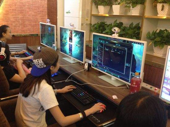 網咖老板讓女生免費上網，一個月后營業額翻了幾倍，真相竟是如此