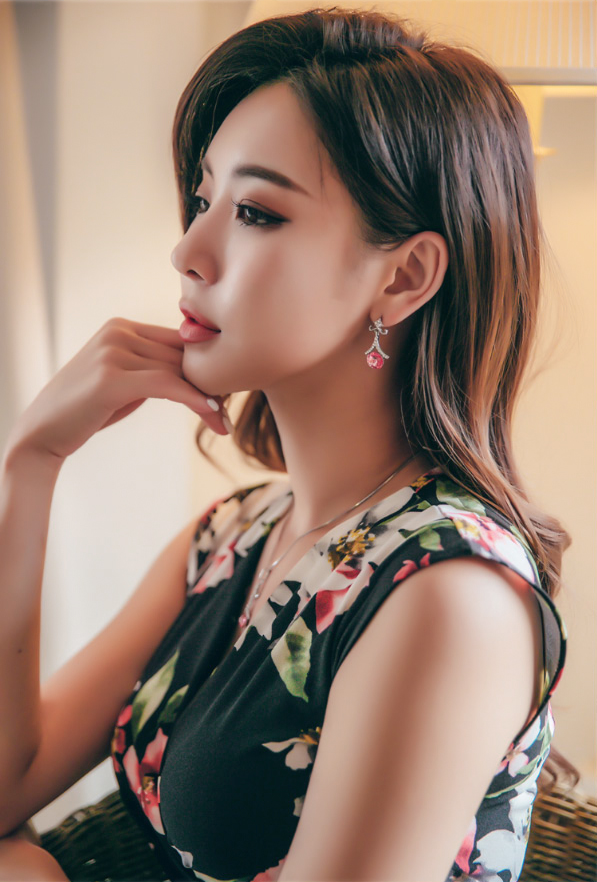 時尚穿搭，氣質優雅的小姐姐，舉手投足間秀出女人曼妙好身材