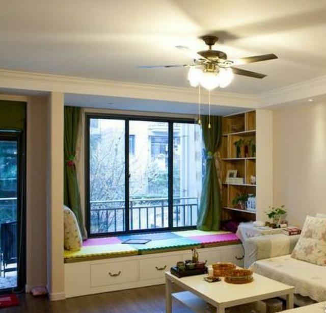 房子装修做一个这样的飘窗，柜子+床+书桌都有了，实用、颜值高！