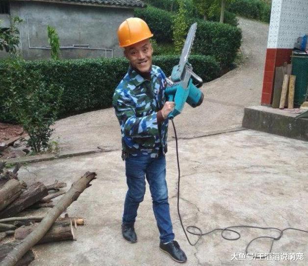 曾因长得丑被妻子嫌弃，后因熊出没而成名，今住别墅娶小20岁娇妻