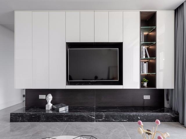 别再做电视墙了，现在有钱人都这么放电视，大气实用，有创意