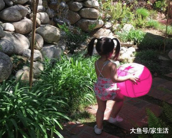 晒晒王力宏的超大别墅，院子踢足球也没问题，客厅能容纳上百人